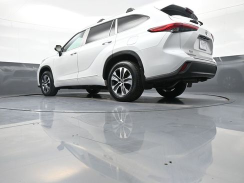Certified 2023 Toyota Highlander XLE image 28