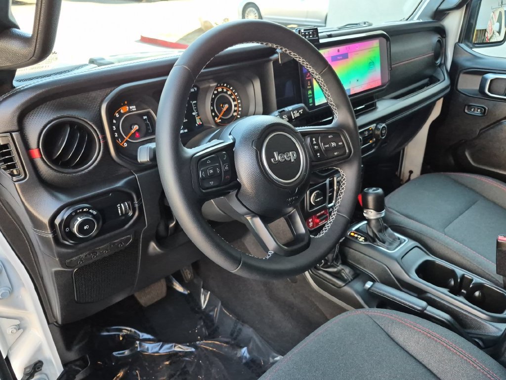 Used 2025 Jeep Wrangler Unlimited Rubicon AWD/4WD image 2