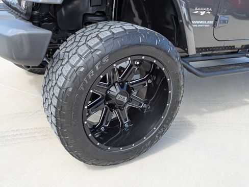 Used 2017 Jeep Wrangler Unlimited Sahara w/ Max Tow Package AWD/4WD image 9