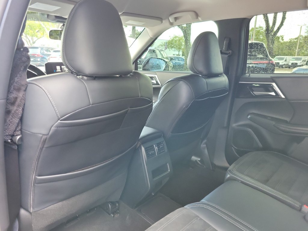 Used 2024 Mitsubishi Outlander 4WD Plug-In Hybrid image 9