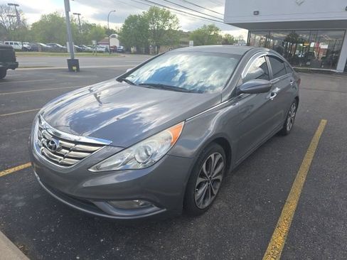 Used 2013 Hyundai Sonata SE FWD image 1