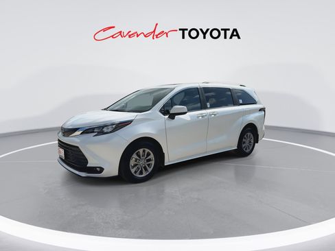 Used 2026 Toyota Sienna XLE image 4