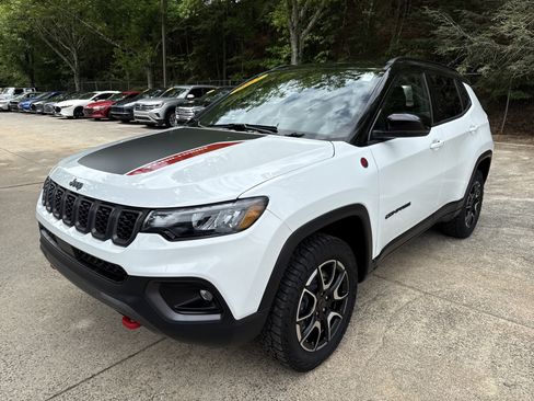 Used 2025 Jeep Compass Trailhawk AWD/4WD image 3