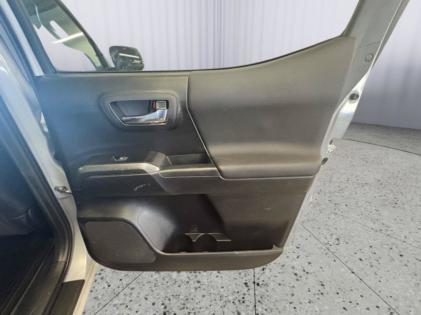 Used 2019 Toyota Tacoma TRD Off-Road AWD/4WD image 15