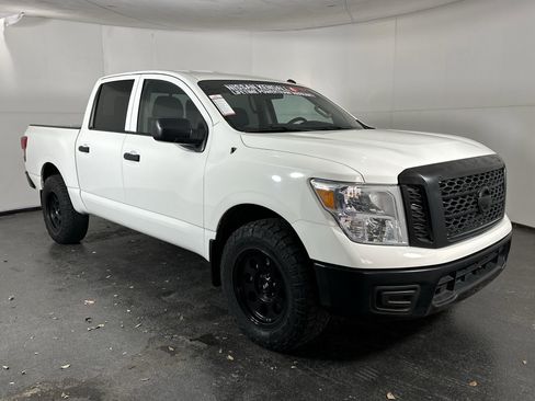 Used 2019 Nissan Titan S image 2