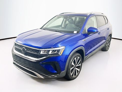 Used 2023 Volkswagen Taos SE w/ Panoramic Sunroof Package FWD image 3