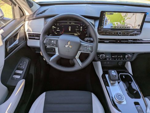 New 2026 Mitsubishi Outlander SE FWD image 17