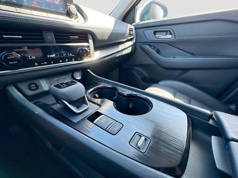 Used 2025 Nissan Rogue SV w/ SV Premium Package image 30