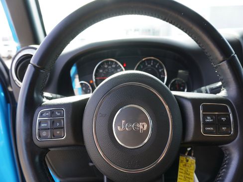 Used 2017 Jeep Wrangler Unlimited Rubicon w/ Connectivity Group image 23