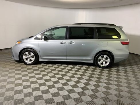 Used 2019 Toyota Sienna LE w/ LE Preferred Package image 14