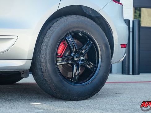 Used 2015 Porsche Macan Turbo image 38