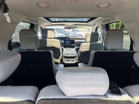 Used 2025 Ford Expedition Active AWD/4WD image 16