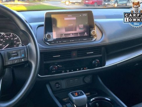 Used 2024 Nissan Rogue SV image 6