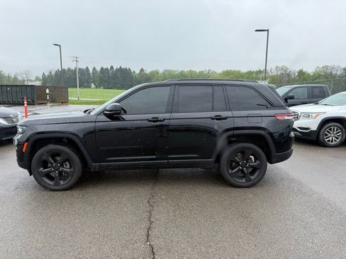 Used 2023 Jeep Grand Cherokee Laredo AWD/4WD image 9