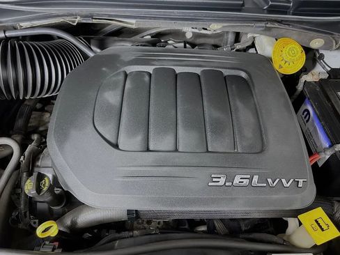 Used 2014 Chrysler Town & Country Touring w/ Driver Convenience Group image 32