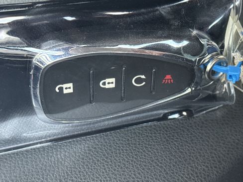 Used 2025 Chevrolet Trax LT FWD image 3