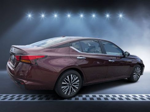 Used 2025 Nissan Altima 2.5 SV FWD image 3