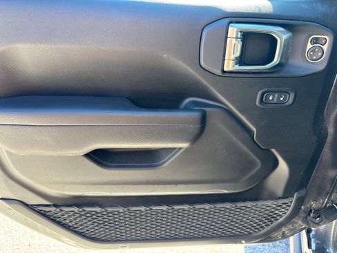 Used 2025 Jeep Wrangler Rubicon w/ Convenience Group image 10