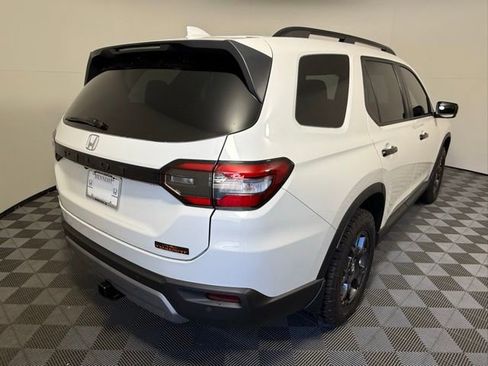 Used 2025 Honda Pilot TrailSport image 6