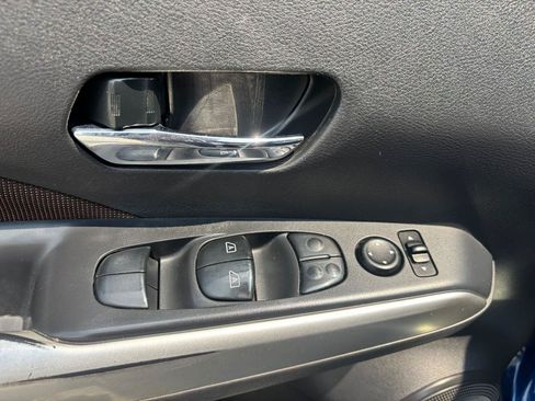 Used 2019 Nissan Kicks SR FWD image 11