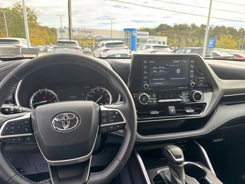 Used 2022 Toyota Highlander XLE image 14