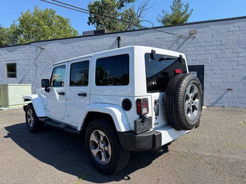 Used 2016 Jeep Wrangler Unlimited Sahara w/ Connectivity Group AWD/4WD image 11