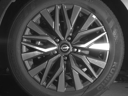 Used 2025 Nissan Altima 2.5 SV FWD image 12
