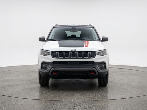 Used 2025 Jeep Compass Trailhawk image 2