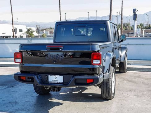 Used 2023 Jeep Gladiator Sport AWD/4WD image 9