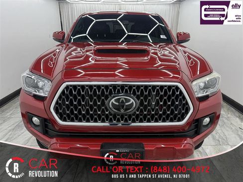 Used 2018 Toyota Tacoma TRD Sport AWD/4WD image 2