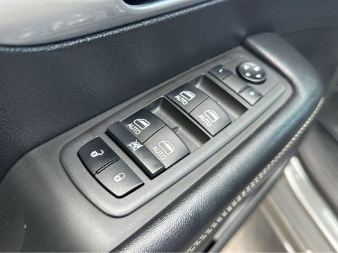 Used 2022 Chrysler Pacifica Touring-L w/ Uconnect Theater Family Group FWD image 36