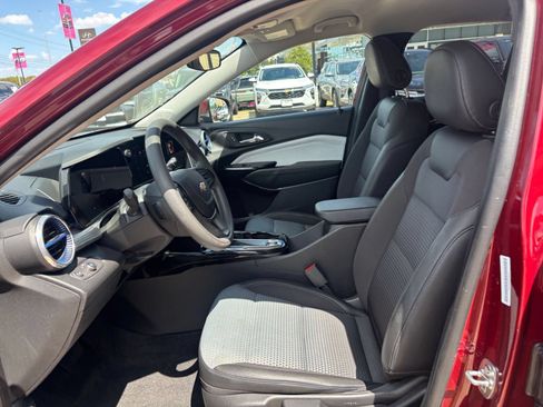Used 2025 Chevrolet Trax LT FWD image 25