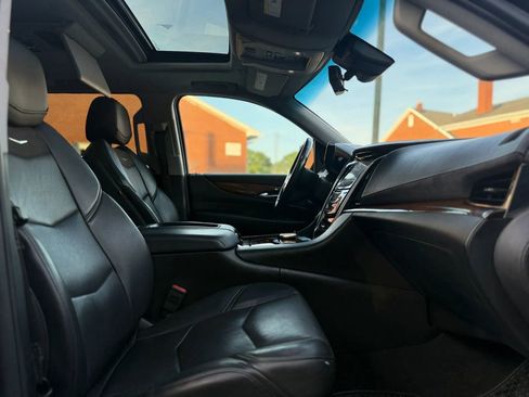 Used 2018 Cadillac Escalade ESV Luxury AWD/4WD image 11