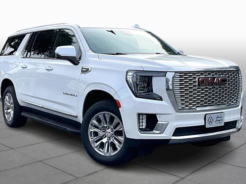 Used 2023 GMC Yukon XL Denali w/ Advanced Technology Package image 3