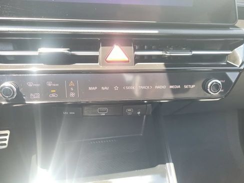 Certified 2025 Kia Niro EX Touring FWD image 26