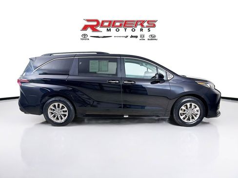 Certified 2025 Toyota Sienna XLE image 9