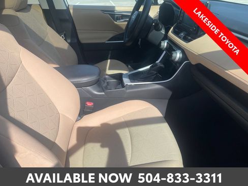 Used 2020 Toyota RAV4 XLE w/ Convenience Package FWD image 17