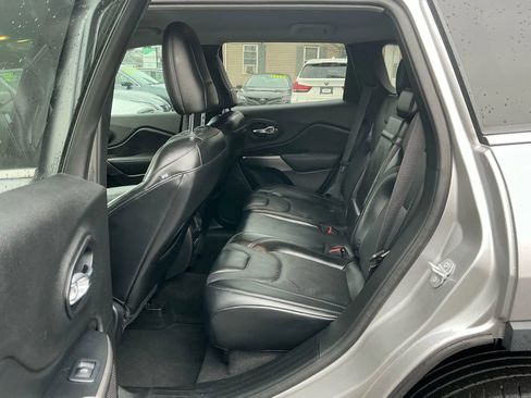 Used 2019 Jeep Cherokee Limited image 16