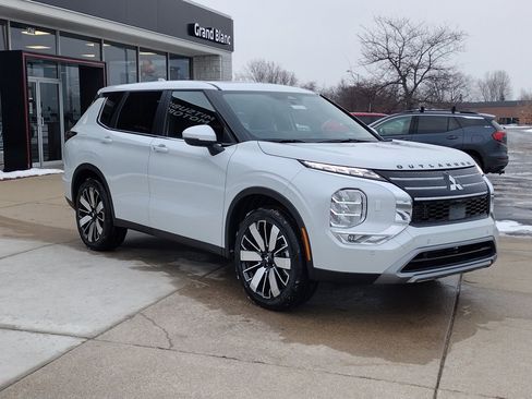 New 2026 Mitsubishi Outlander SE image 13