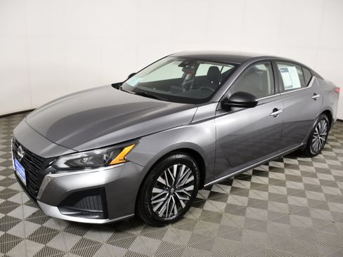 Used 2024 Nissan Altima 2.5 SV FWD image 10