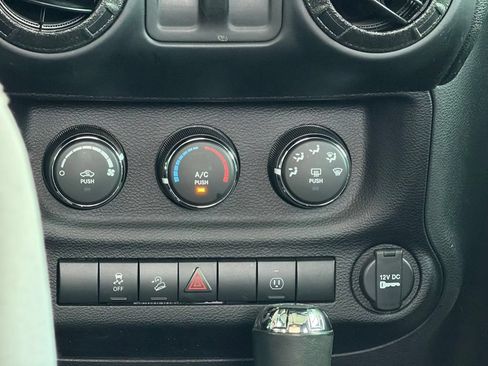 Used 2018 Jeep Wrangler Sahara w/ Connectivity Group AWD/4WD image 27
