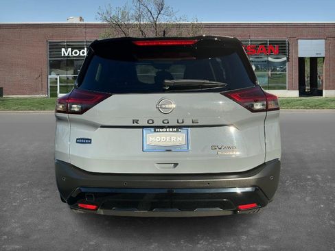 Used 2023 Nissan Rogue SV w/ SV Premium B Package image 2