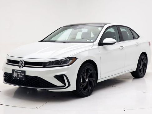 Used 2025 Volkswagen Jetta SE FWD image 2