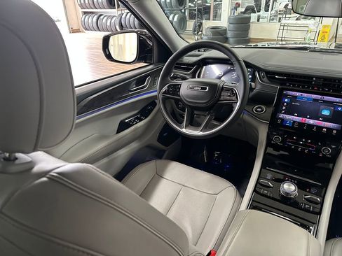 Certified 2022 Jeep Grand Cherokee Overland AWD/4WD image 15