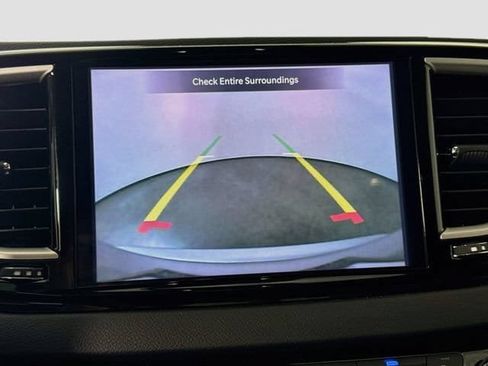 Used 2024 Chrysler Pacifica Touring-L FWD image 13
