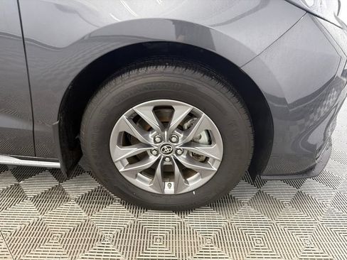 Used 2025 Toyota Sienna LE FWD image 13