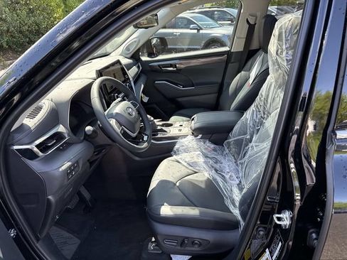 Used 2026 Toyota Highlander Platinum AWD/4WD image 14