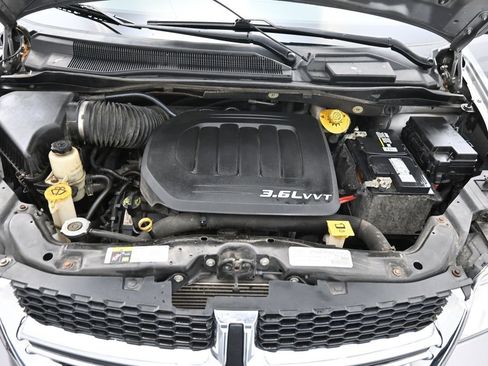 Used 2016 Dodge Grand Caravan SXT image 39
