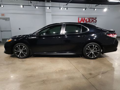 Used 2020 Toyota Camry SE image 4