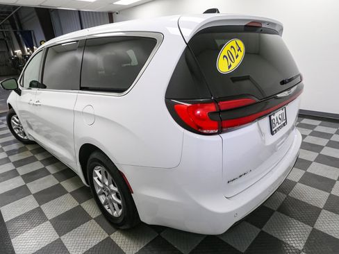 Used 2024 Chrysler Pacifica Touring-L image 9